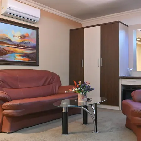 Rothmans-breakfast - Free Parking - Lobby Hotel