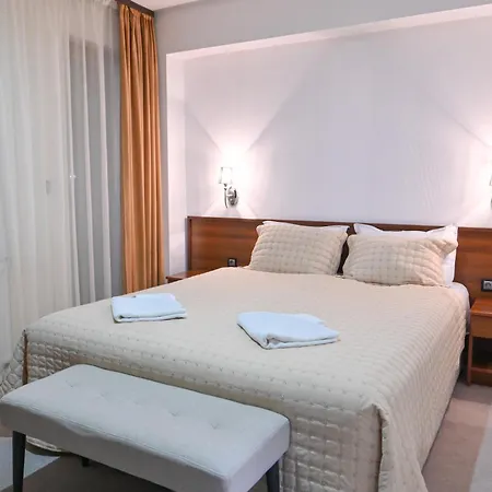 Rothmans-breakfast - Free Parking - Lobby