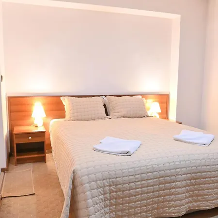 Rothmans-breakfast - Free Parking - Lobby