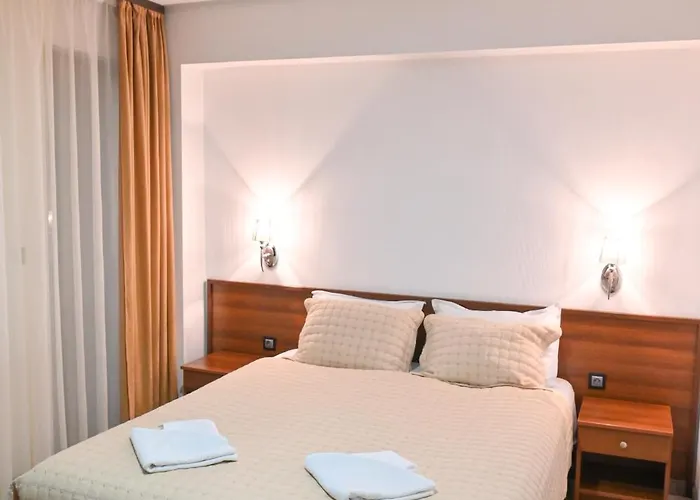 Rothmans-breakfast - Free Parking - Lobby Hotel